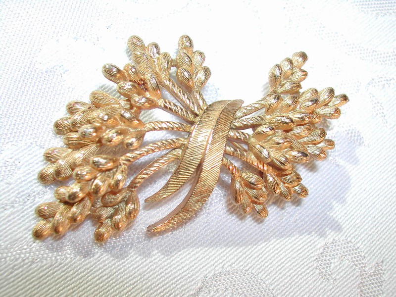 Fabulous Vintage Trifari Brushed Gold Tone Brooch Pin