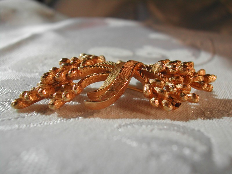 Fabulous Vintage Trifari Brushed Gold Tone Brooch Pin