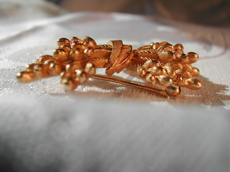 Fabulous Vintage Trifari Brushed Gold Tone Brooch Pin