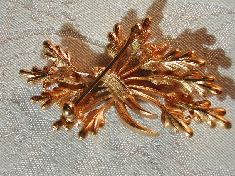 Fabulous Vintage Trifari Brushed Gold Tone Brooch Pin