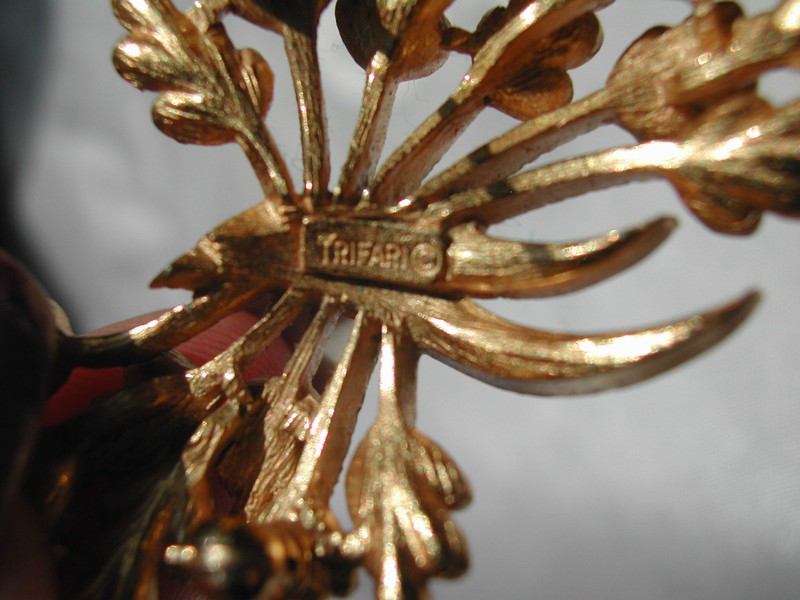 Fabulous Vintage Trifari Brushed Gold Tone Brooch Pin