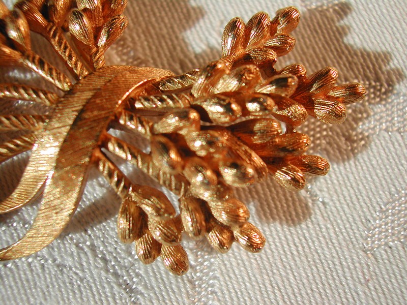 Fabulous Vintage Trifari Brushed Gold Tone Brooch Pin