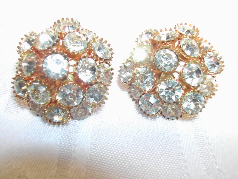 Fantastic Rhinestone & Gold Tone  Fashion Jewelry Clip-on Earrin