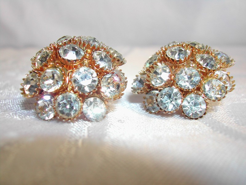 Fantastic Rhinestone & Gold Tone  Fashion Jewelry Clip-on Earrin
