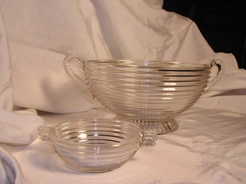 A "Manhattan" Horizontal Ribbed Berry Bowl Anchor Hocking Glass