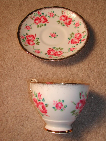 Lovely Royal Stafford English Roses & Brushed Gold Teacup/Saucer