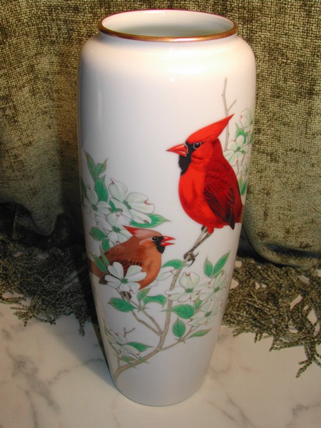 Fukagawa Collection Cardinal & Dogwood Vase Gold Rim