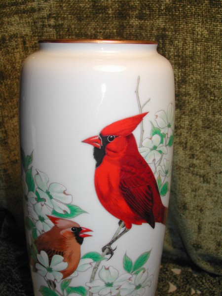 Fukagawa Collection Cardinal & Dogwood Vase Gold Rim