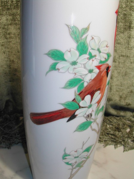 Fukagawa Collection Cardinal & Dogwood Vase Gold Rim