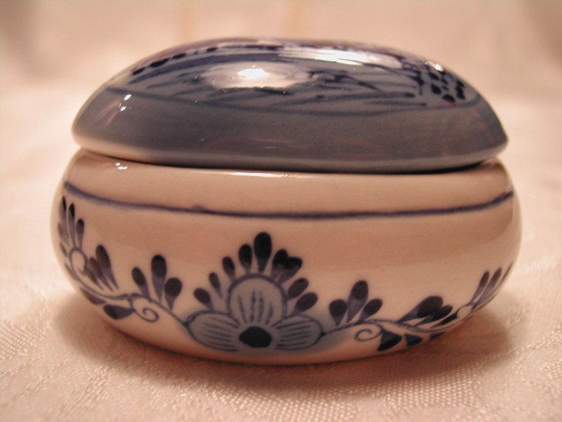 Delft Holland Blue & White Hand Painted Trinket Box Oval