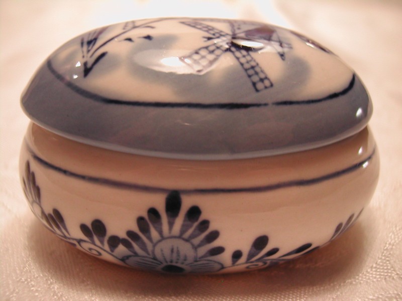Delft Holland Blue & White Hand Painted Trinket Box Oval