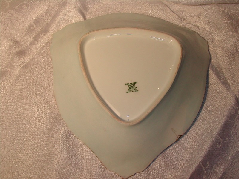 T&V (Tressemann & Vogt) Limoges France Hand Painted Lily Pads Bo