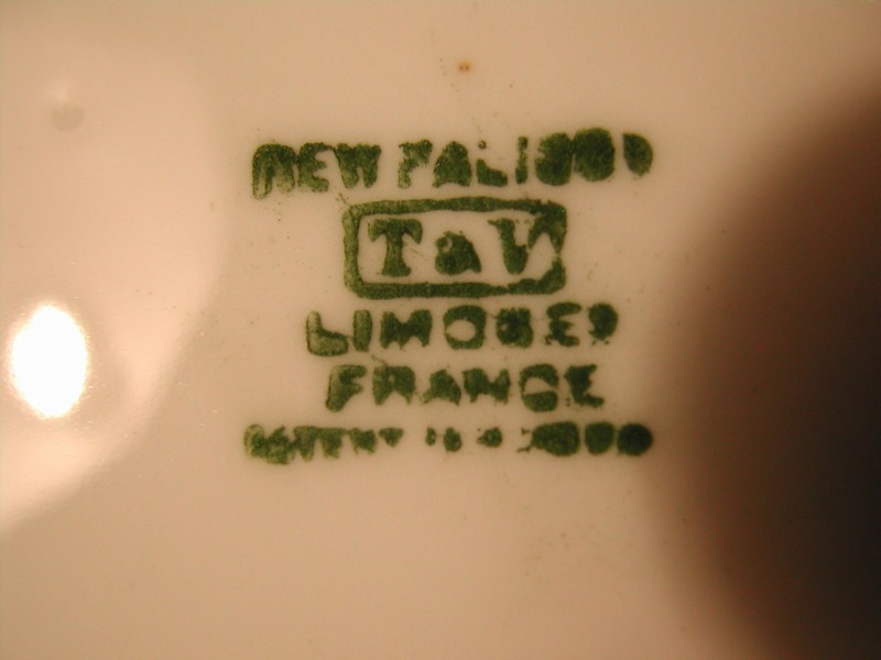 T&V (Tressemann & Vogt) Limoges France Hand Painted Lily Pads Bo